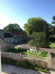 uma vista para os terrenos de uma casa com um parque em Ferme des Goupillières em Maisons