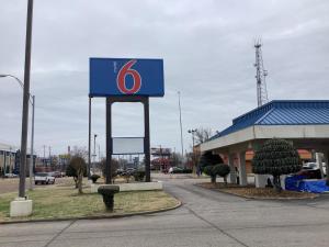 un cartello davanti a un distributore di benzina di Motel 6-Memphis, TN - East a Memphis