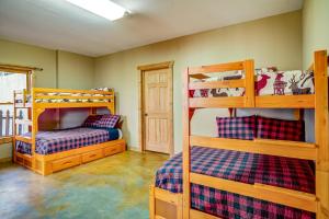 Uma ou mais camas em beliche num quarto em Morning Woods Cabin