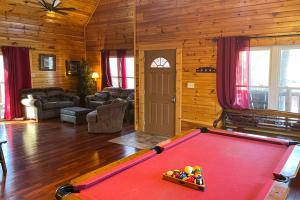 una sala de estar con mesa de billar en una cabaña en Black Bear Hideaway Cabin, en Gatlinburg
