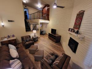 sala de estar con sofá y chimenea en Villas of Sedona, a VRI resort en Sedona