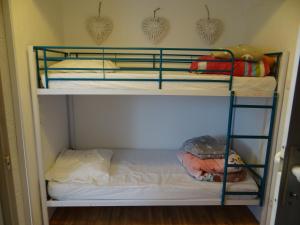 two bunk beds in a small room with at Appartement Ste Cécile à 50 mètres de la plage in Sainte-Cécile-Plage