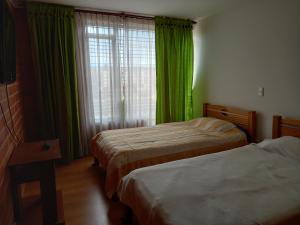 Giường trong phòng chung tại La Estación es una casa amplia, central, cómoda, abrigada e integral en Paipa