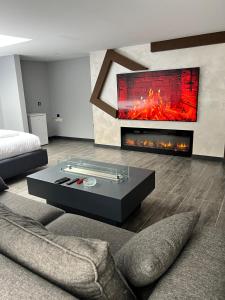 イスタンブールにあるKENT Suites hotels Ataşehirのリビングルーム(ソファ、暖炉付)