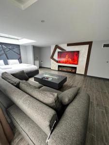 sala de estar con sofá y chimenea en KENT Suites hotels Ataşehir, en Estambul
