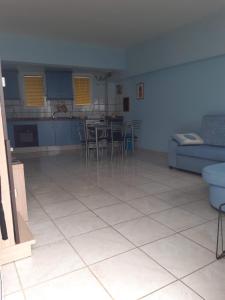 una cucina e un soggiorno con tavolo e sedie di Apartamento La Aldea Pueblo Gran Canaria 2B a San Nicolás