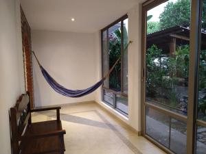 una habitación con una hamaca en una casa en Pequeño Paraíso un lugar ventilado y acogedor, en El Placer