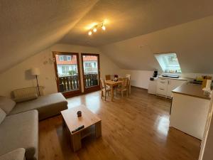 a living room with a couch and a table at Ferienwohnung an der romantischen Straße direkt A3 und A81 in Eisingen