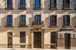 fachada de un edificio con ventanas y balcones en Palacio Tirso de Molina - THE ARC COLLECTION en Madrid