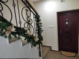 uma escada com uma coroa de Natal e uma porta em Apartmani Borova Iglica Divčibare em Divčibare