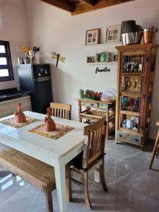 uma cozinha com uma mesa com duas galinhas de borracha em Apto Duplex com Mezanino em Juquei