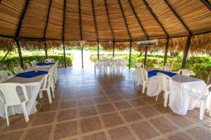 A restaurant or other place to eat at Hotel Centro Recreacional y Turístico El Alcaraván