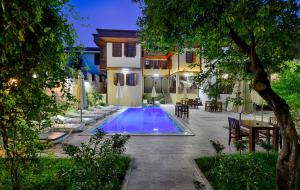 Bazén v ubytování Hadrian Gate Hotel nebo v jeho okolí