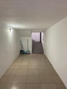 un pasillo vacío con una escalera en un edificio en Studio House Loft, en São Paulo