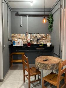 cocina con mesa y sillas en una habitación en Studio House Loft, en São Paulo