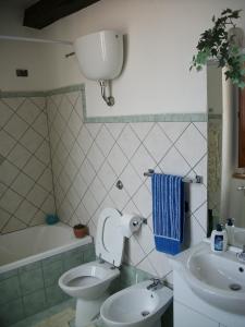 bagno con servizi igienici e lavandino di Il Casale -appartamento di 105mq- a SantʼAgata deʼ Goti