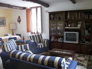 een woonkamer met twee blauwe stoelen en een televisie bij Il Casale -appartamento di 105mq- in SantʼAgata deʼ Goti