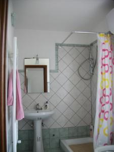 bagno con lavandino e specchio di Il Casale -appartamento di 105mq- a SantʼAgata deʼ Goti