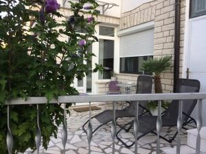 Ein Balkon oder eine Terrasse in der Unterkunft Apartman Oleander