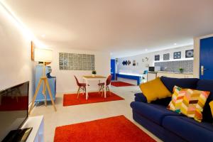 sala de estar con sofá azul y mesa en Oporto Blue Trindade - Magical Citycenter Apartment, en Oporto