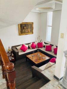 グアダラハラにあるHostal Guadalajara Cosmopolitan Providenciaのソファとテーブルのあるリビングルーム