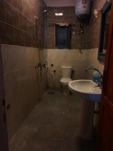 Vonios kambarys apgyvendinimo įstaigoje Luna House Asala Beach
