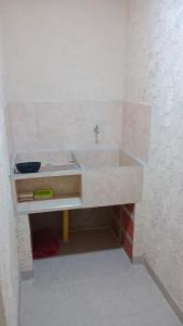 baño con lavabo en una habitación en Hospedaje El Cerrito 2, en El Cerrito
