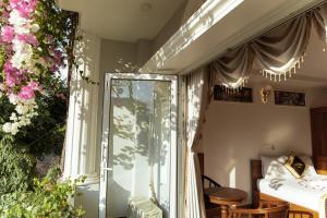 a room with a window and a bed and a table at Window 1 Hotel in Kon Tum (2)