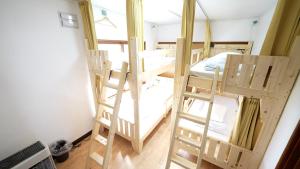 Bunk bed o mga bunk bed sa kuwarto sa Kawayu Onsen Guesthouse NOMY