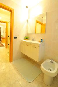 A bathroom at Bed and Breakfast La Sosta Még 14 kép