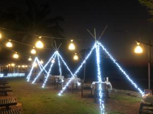 un grupo de luces en una tienda por la noche en Khaolak Palm Beach Resort, en Khao Lak