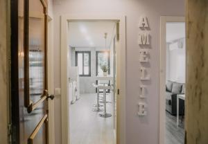 un couloir avec une porte menant à un salon dans l'établissement Alojamento Amélie - Apartamento, à Braga