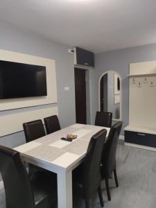 a conference room with a table and black chairs at Apartament Adagio Felix in Baile Felix