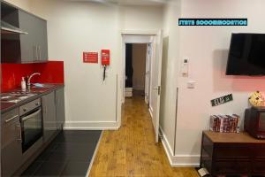 80's RETRO 1Bedroom Apartment Whitechapel London Free WIFI & Netflix Perfect for Families, Leisure & Business Guests! Sleeps 3