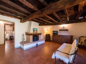 DicomanoにあるBelvilla by OYO Borgo Maceretoのリビングルーム(暖炉、木製の天井付)
