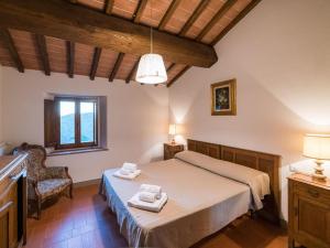 DicomanoにあるBelvilla by OYO Borgo Maceretoのベッドルーム1室(ベッド1台、椅子、窓付)