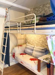 Accommodation Kyotokkoにある二段ベッド