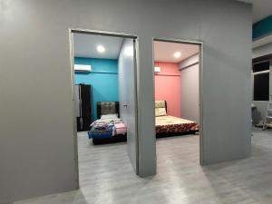 グア・ムサンにあるAlish Homestay Gua Musang with Free WiFi, Netflixのベッドルームにつながるドア付きの部屋