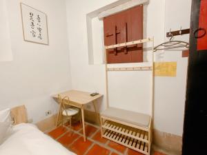 Postel nebo postele na pokoji v ubytování 銃樓民宿 Kinmen gunhouse