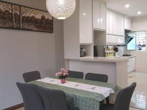 a dining room table with chairs and a kitchen at W13 atGoldenHills NightMarket WiFi 4R in Brinchang