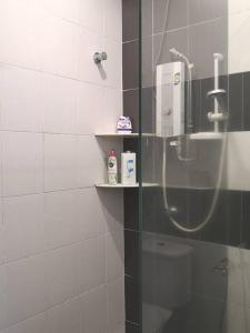 Et badeværelse på W13 atGoldenHills NightMarket WiFi 4R