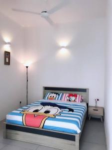 - une chambre avec un lit et une couverture en chaton dans l'établissement W5WarmStay@Golden Hill/Penthouse/WiFi/3R/NightMarket/2CarPark, à Brinchang