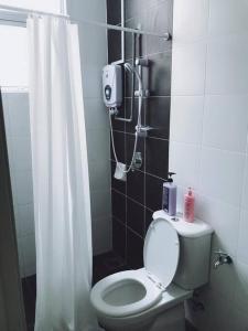 a bathroom with a toilet with a shower curtain at W5WarmStay@Golden Hill/Penthouse/WiFi/3R/NightMarket/2CarPark in Brinchang