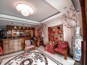 a living room filled with furniture and a vase at May Ho Hotel Sapa in Sa Pa