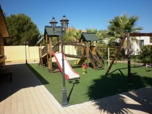 Zona de juegos infantil en Akramar Village