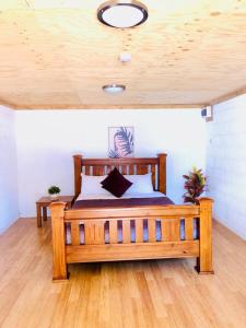 a wooden bed in a room with a ceiling at Entire 4 Bedroom pets friendly home in Alice Springs CBD with 2 kitchens 2 bathrooms Toilets and plenty of free secured parking in Alice Springs