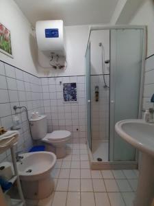 シラクーサにあるCasa Alfeoのバスルーム(シャワー、トイレ、シンク付)
