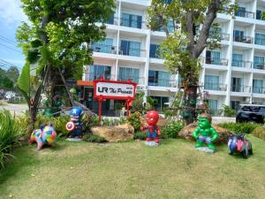 un gruppo di statuette colorate di fronte a un edificio di UR The Private Huahin a Hua Hin