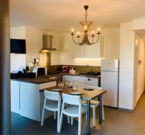 A la belle quatrième étoile في أنِسي: مطبخ مع طاولة مع كراسي وثريا +33 صورة