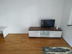 TV a/nebo společenská místnost v ubytování Linz Donau Ufer Stadt Mitte